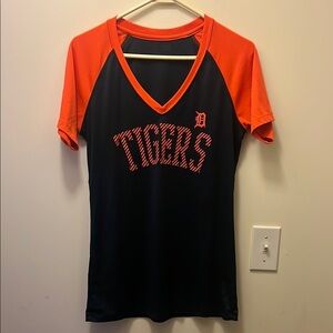 Detroit tigers v neck tshirt size medium